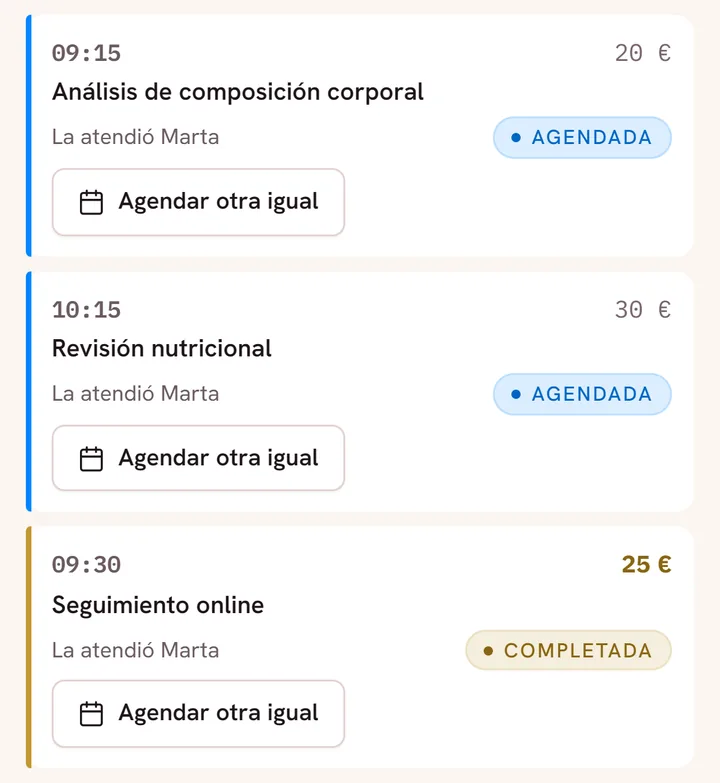 Ficha de un cliente en la app, bloque «Sus citas»: cada cita con su servicio, quién lo atendió y su estado