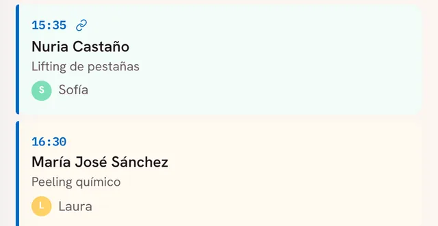 Agenda del día en la app: Lifting de pestañas con Sofía a las 15:35 y Peeling químico con Laura a las 16:30